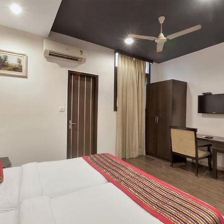 Hotel Oyo 9841 The Vivir 1 Noida Exterior foto