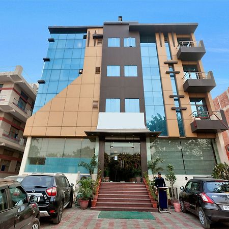 Hotel Oyo 9841 The Vivir 1 Noida Exterior foto
