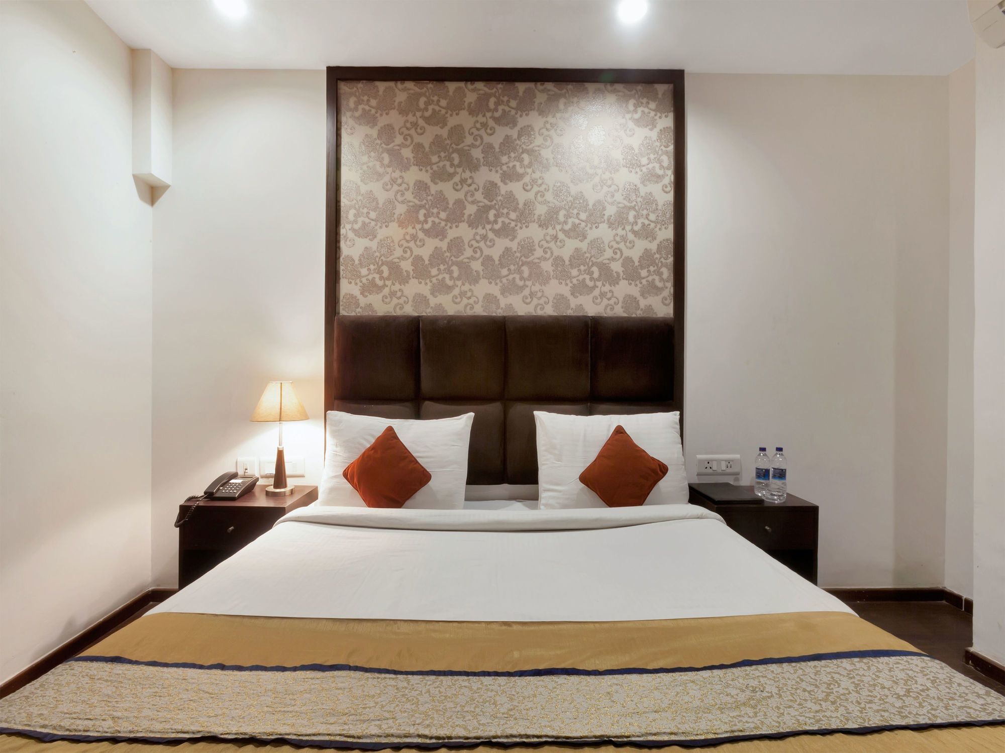Hotel Oyo 9841 The Vivir 1 Noida Exterior foto